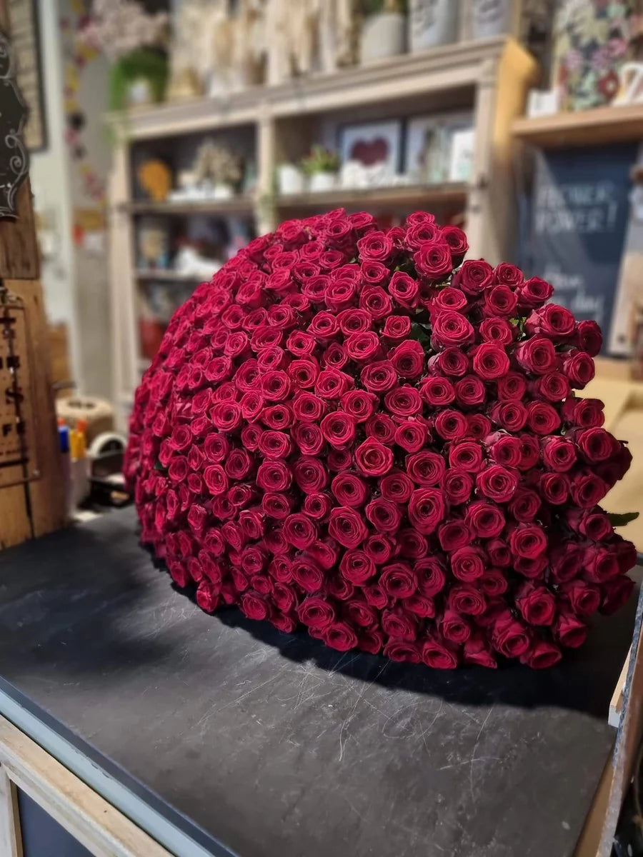 BOUQUET 300 RED ROSES