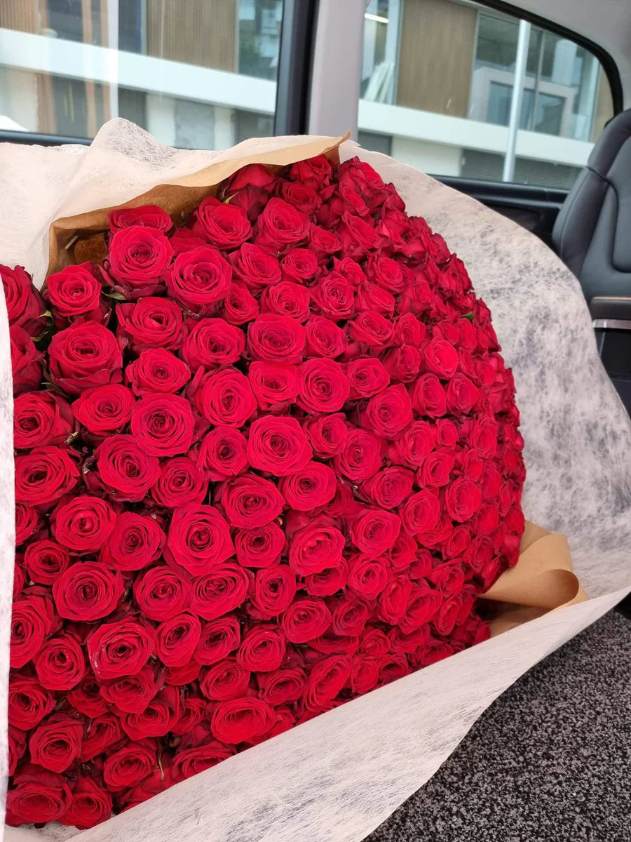 BOUQUET 300 RED ROSES